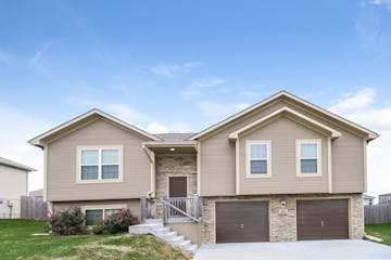 404 NE 192nd St Smithville, MO 64089